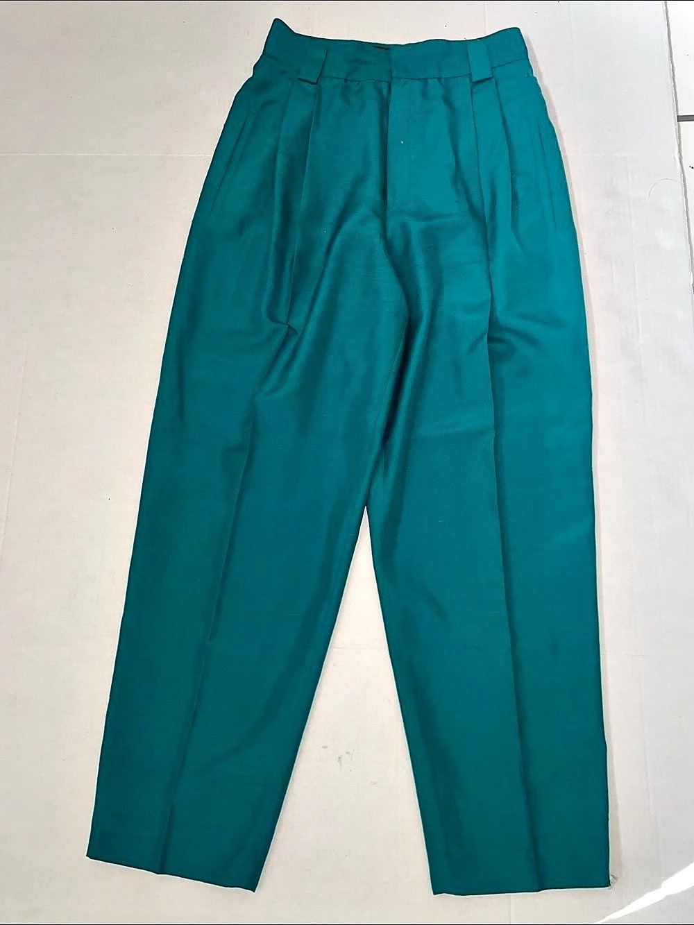 Ladies Ellen Tracy 100% Silk Straight Leg Pants in Green with Front Pleats